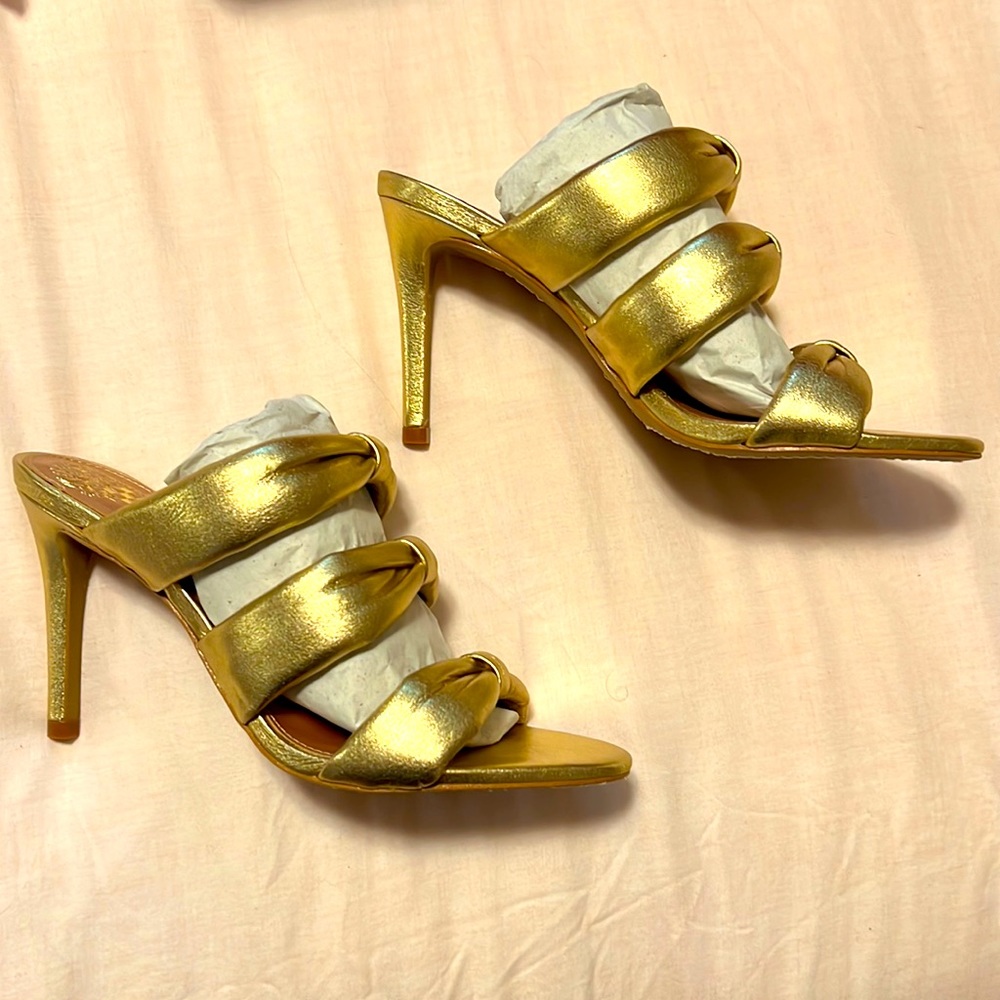 Brand NIB VINCE CAMUTO Egyptian Gold Metallic Heeled sandals! Size 7 WOMENS